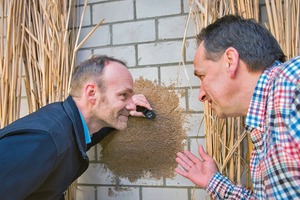  Nehmen den neuartigen Dämmputz aus Miscanthus-Partikeln in Augenschein: Prof. Dr. Ralf Pude (links) von der Universität Bonn und Michael Petry von der Firma Petry Oberflächentechnik 