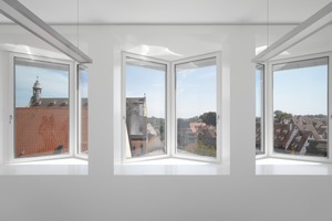  Im zweiachsigen Büro mit einem Achsraster von 2,70 m ist der Erker eine räumliche Erweiterung. Durch die 90°-Stellung der Fenster zueinander wird der Blick in die Straße gelenkt  