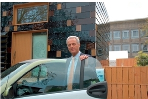  Auf dem Weg in ein neues Zeitalter: Minister Dr. Peter Ramsauer vor dem Plus-Energie-Haus der TU Darmstadt mit einem Elektroauto. 