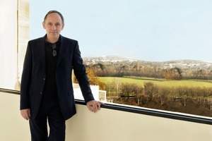  Der Architekt der Neuen Galerie Kassel in der jetzt geöffneten Loggia im OG, Blick auf die Karlsaue 