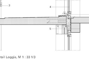  Loggiadetail, Anschluß Regelgeschoss M 1:33 1/3
Legende Detail1&nbsp;&nbsp;&nbsp; Fertigteil- Balkonplatte/Konsole für horizontale Rückverankerung2&nbsp;&nbsp;&nbsp; Speier3&nbsp;&nbsp;&nbsp; Glaseinspannung4&nbsp;&nbsp;&nbsp; Holz- Aluminium-Fenster5&nbsp;&nbsp;&nbsp; Fassadenaufbau:Fassadenverkleidung, EternitAußenjalousieDämmung/ PU-DämmungFugendichtbandbestehender Sturz 