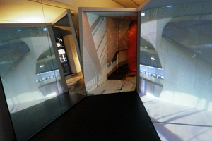  Ausstellungsabschnitt, in dem die Besucher zwischen einem Spiegel und einem Projektionsmodul hindurchgehen  
