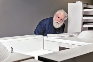  James Turrell am Modell für seine Erweiterung des „ARoS Aarhus Art Museum” im dänischen Aarhus 