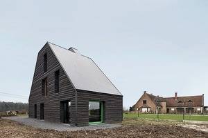  Das Haus liegt auf einer Geländekante, einen guten Meter höher als die Straße und von dieser leicht zurückversetzt 