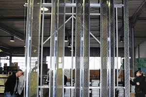  Fast ein Jahr dauerte der Entwicklungsprozess für den Dreh-Falt Mechanismus der Fassadenlamellen. In enger Zusammenarbeit mit den Architekten, der Metallbaufirma und einer Firma für Antriebstechnik wurde dies System entwickelt. Es ist materialunabhängig, also auch für alle erdenklichen Materialien geeignet. Gedreht sind die einzelnen Lamellen 90 cm breit, gefaltet 45 cm 