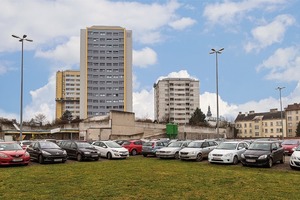  Die Herstellung der flächenmäßig mit rund 10 000 m² größten hinterlüfteten Fassade Österreichs stellte hohe Anforderungen an die beteilig-ten Planer und Fassadenbauer 