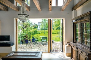  Das alte Haus ist an manchen Stellen nur noch in den Fenster-laibungen und den freigelegten Balken präsent 