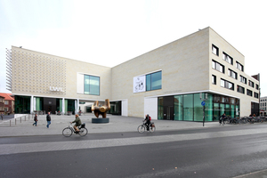  LWL Landesmuseum. Architekt: Volker Staab: Kaum ein LKW zu sehen, dafür jede Menge Radfahrer. Typisch Münster! 