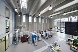  Die thermisch aktivierten Wand-elemente in der Produktionshalle erfüllen vier wichtige Funktionen: Begrenzen + Tragen + Dämmen + energetisch Interagieren. Sie dienenim Sommer zur Raumluftkühlung und im Winter zur Speicherung der Abwärme aus dem Produktionsbetrieb 