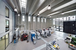  Die thermisch aktivierten Wandelemente in der Produktionshalle erfüllen vier wichtige Funktionen: Begrenzen + Tragen + Dämmen + energetisch Interagieren. Sie dienenim Sommer zur Raumluftkühlung und im Winter zur Speicherung der Abwärme aus dem Produktionsbetrieb 