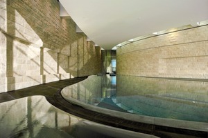  Der Poolbereich hat eine vier Meter hohe Glasfassade, die viel Sonnenlicht und das Alpenpanorama ins Innere bringt 