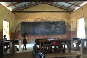  Ein Klassenzimmer der Grundschule in Abetenim 