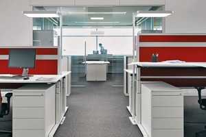  Das transparente Gebäude bietet Arbeitsplätze mit sehr unterschiedlichen Ansprüchen an die Beleuchtung. Mit der ATARO LED-Stehleuchte, die durch den Einsatz von Tageslicht- und Präsenzsensoren auf die Gegebenheiten reagiert, können auch individuelle Beleuchtungsanforderungen erfüllt werden 