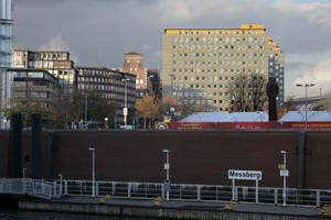  Südansicht des City Hof: links schön zu sehen der Pseudobarockgiebel des Bartholomayhaus. Beide Bauten vom selben Architekten! 
