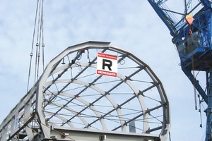  Die Überbauten der Stegbrücke West und der Drehbrücke wurden auf Pontons verladen und zur Baustelle gebracht 