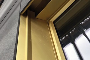  Die Fensternischen sind in Aluminium eingefasst. Deutlich zu erkennen ist hier die nur 30 mm dicke Vorsatzschale 