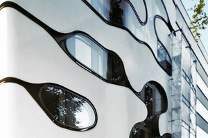  Die Verglasung der Fenster stammt von Arcon. Mit Sunbelt Crystal 60/30 wird ein g-Wert von 32 % bei einer Lichtdurchlässigkeit von 60 % erreicht. Das Wärmedämmglas Arcon N33 mit einem Ug-Wert von 1,1 sorgt für einen erhöhten Schallschutz für Räume die den Geräuschemissionen des Schanzenviertels ausgesetzt sind 