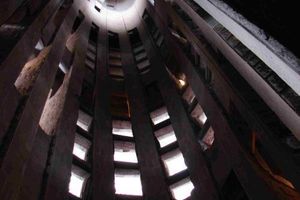  Licht, Luft, Raum sind die wesentlichen Bestandteile der einmaligen Sagrada Família, die nach mehr als 100 Jahren Bauzeit demnächst vielleicht doch fertig werden soll. Blick von unten in einen der Haupttürme 