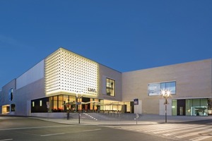  Auf eine Fassadenbeleuchtung des Neubaus wurde verzichtet.  Lediglich die instandgesetzte Lichtskulptur „Silberne Frequenz“ von Otto Piene erstrahlt an der Museumsfassade 