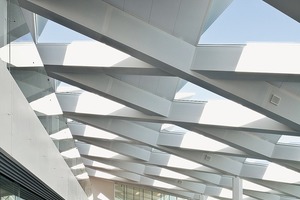  Die Form der Dachfenster wurde mittels Sonnenstudien an der Architekturschule der Royal Academy of Arts in Kopenhagen entwickelt. Sie sind so gebaut, dass sie Blendungen der Mitarbeiter und eine Überhitzung des Gebäudes durch direkte Sonneneinstrahlung verhindern 
