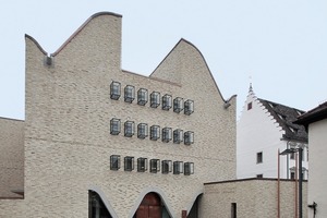  Hier stand mal eine Kirche: heute steht dort der multifunktionale Erschließungsbau 