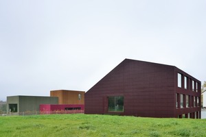  Die umgebaute Primarschule mit dem im Hintergrund liegenden Kindergarten. Beides stammt aus der Feder von L3P Architekten 