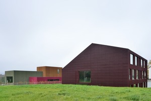  Die umgebaute Primarschule mit dem im Hintergrund liegenden Kindergarten. Beides stammt aus der Feder von L3P Architekten 