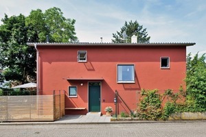  Das hier dokumentierte Einfamilienhaus kann als Prototyp verstanden werden und zwar für Bauaufgaben, mit ähnlicher Kubatur aber auch in einer Geschossigkeit, die heute im Holzbau möglich und zulässig sind. Dabei zu beachten sind die wärmespeichernden, wärmedämmenden, brandschützenden, schalldämmenden und raumklimatischen Eigenschaften des Lehms 