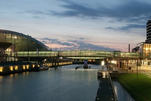  Die Brücke wird auf ihrer gesamten Länge künstlich beleuchtet. Dadurch kann sie tageslichtunabhängig genutzt werden 