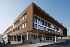  Das Schulgebäude lädt mit einem großzügig überdachten Vorplatz, der in das lichtdurchflutete Atrium übergeht, zum Eintreten ein 