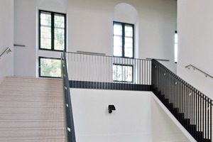  Altbau: Eine neue doppelläufige Treppe aus Kalkstein führt zum Festsaal 