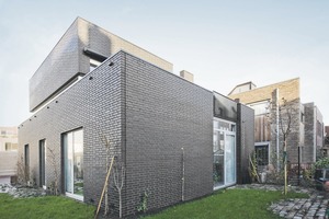  Die Mauerwerkstechnik wurde der Amsterdamer Schuleentlehnt. Die Fassade zur Straßenseite wird betont, indem die Köpfe einzelner Steine aus dem sonst homogenen Mauerwerk herausragen 