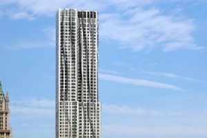  Links das Woolworth Building von 1913, 125 Meter niedriger als der Gehry-Neubau und vor langer Zeit einmal das höchste Bauwerk der Welt 