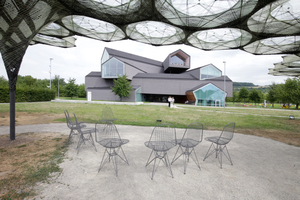  Elytra Filament Pavilion auf dem Vitra Campus 2017, Blick auf das VitraHaus 
