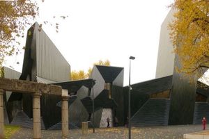  Die neue Synagoge in Mainz und Teile des zerstörten Vorgängerbaus<br /> 