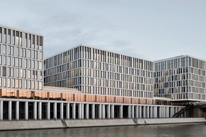  Gelungen an dem Entwurf von KSP Jürgen Engel Architekten ist, dass der Gebäudekomplex weder als unangenehmer Klotz noch als Barriere zwischen Stadt und Ufer in Erscheinung tritt 