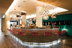  v.l.n.r.: Die Bar ist anstatt der klassischen Lobby im Eingangs-bereich des Hotels untergebracht Das Restaurant befindet sich im 1. Obergeschoss. Es dient gleichzeitig als FrühstücksraumSämtliche Stoffe und selbst das Geschirr zeigen Missoni-Design 