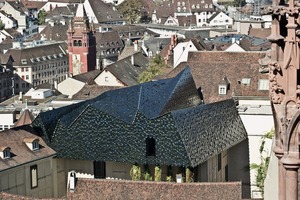  Jedes der von Agrob Buchtal hergestellten Keramikelemente ist auf einer aufgeständerten Metallunterkonstruktion einzeln fixiert und kann später auch einzeln abgenommen werden, falls der Zugang zur darunter liegenden wasserführenden Schicht erforderlich sein sollte. Dafür wurde ein bewährtes Befestigungssystem von Agrob Buchtal projektspezifisch modifiziert  