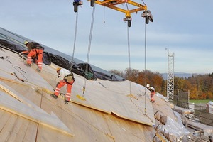  Die erste Lage Dreischichtplatten wird auf das Spantengerüst befestigt 