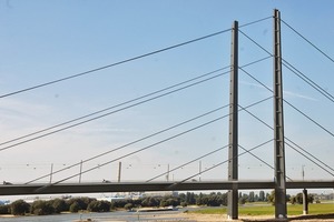  Die Rheinbrücke in Düsseldorf ist eine von mehr als 39 000 Brücken: das bundesdeutsche Straßennetz ist eines der dichtesten und leistungsfähigsten in Europa  