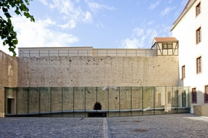  Der gläserne Verbindungsbau verbindet Kornhaus mit seinem zentralen Empfang und Schloss miteinander 