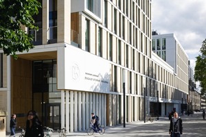  Natur- und Betonstein des Neubaus prägen die Hauptstraße. Der neue Bau füllt die städtebaulichen Narben, die in dem alten Viertel entstanden waren 