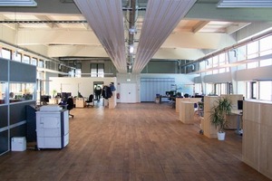  Das Obergeschoss ist als offener Bürobereich umgesetzt und wird mit Deckenstrahlplatten temperiert 