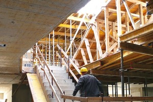  Hier noch Baustelle, später dann freitragend: Schalungsarbeiten für die Treppe, die als „durchlaufendes Brett“ konstruiert wurde 