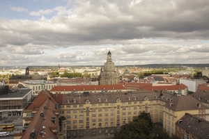  Links der Palast, in der Mitte der Kirchturm der wiederaufgebauten Frauenkirche 