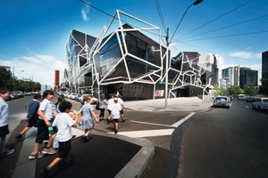  Der eigentliche Theaterbau steckt hinter einer schwarz eloxierten Fassade aus Aluminium über das ein Rahmenwerk gestülpt wurde 