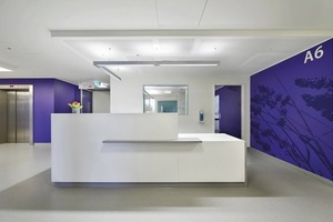 Die Leitstellen der Stationen – hier die violette Station „Lavendel“ – sind offen gestaltet. Keine Barriere soll den Kontakt zwischen Klinikpersonal und Patienten erschweren 