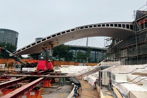  Montage der SegmenteIn Wolfsburg wurden die Segmente zu einem homogenen Dach verschweißt 