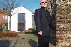  Ludwig Rongen vor „seinem“ bislang kleinsten Passivhaus (74 m² NF)<br /> 