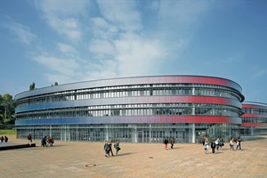  Schon am Baukörper des neuen Gymnasiums in Bochum ist ablesbar, dass Ingenieure und Architekten ein optimales Verhältnis von Grundfläche zu Oberfläche anstrebten  